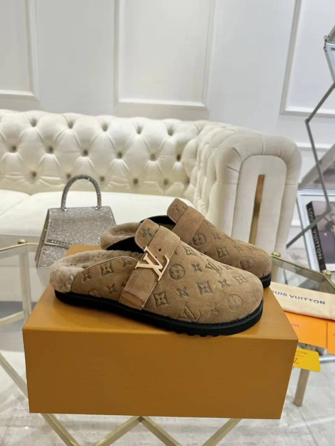 p600✨ LV Couple’s Wool Slippers｜Full of high-end feel, the soles of your feet are luxurious✨ We have achieved the ultimate restoration of the "higher version" of this pair of LV classic toe-toe slippers! 👫💫 🌟 The core advantages are clear at a glance: ✔️ Original jacquard + cowhide fabric, delicate texture, high-end at first glance; ✔️ 280% pure wool lining, wearing barefoot is like stepping on clouds ☁️, soft and skin-friendly and not sweaty; ✔️ Non-slip rubber bottom + three-dimensional toe design, super stable for walking, fashionable and practical!  👀 Must-have attention to detail: Belt buckle + classic LV presbyopic elements, revealing the aura of a big-name brand in a low-key manner ~ Whether it is a couple dating or a trip with besties, both of them are the focus when they go out👟💖 ✨ Easily match the wardrobe: jeans + sweaters, lazy and casual style ✔️ Coat + skirt, refined and elegant ✔️ One pair of shoes can handle a variety of styles, and the sense of luxury is never artificial ~ #LV slippers #couple outfit #High-End Customization #Quality Shoes Recommendation Fabric: Yangjing/classic jacquard fabric Lining: Imported wool lining Sole: Original rubber sole Size: Female 35-41 Male 38-46